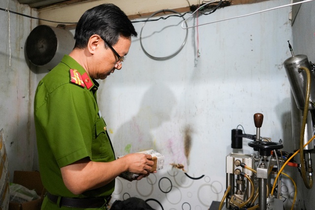 Khám xét khẩn cấp 3 địa điểm, bóc gỡ đường dây tội phạm quy mô lớn của đôi vợ chồng- Ảnh 3. Khám xét khẩn cấp 3 địa điểm, bóc gỡ đường dây tội phạm quy mô lớn của đôi vợ chồng- Ảnh 3.