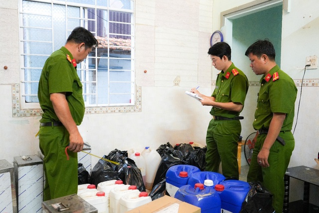 Khám xét khẩn cấp 3 địa điểm, bóc gỡ đường dây tội phạm quy mô lớn của đôi vợ chồng- Ảnh 5. Khám xét khẩn cấp 3 địa điểm, bóc gỡ đường dây tội phạm quy mô lớn của đôi vợ chồng- Ảnh 5.