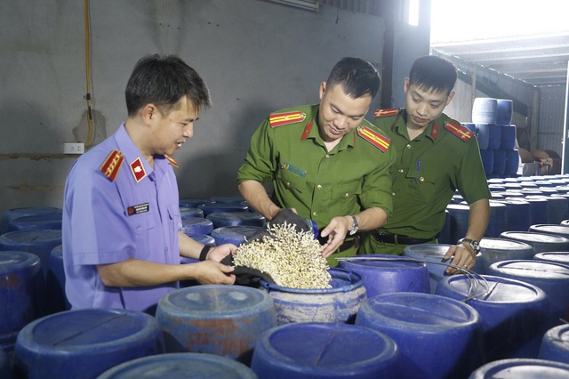 Thực phẩm bẩn liên tiếp bị phanh phui - Ảnh 5.