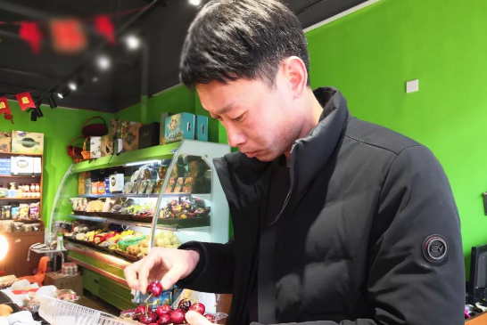 Vỡ nợ, người đàn ông "đứng đường" bán hoa quả kiếm 370 triệu 10 ngày trước Tết- Ảnh 2.