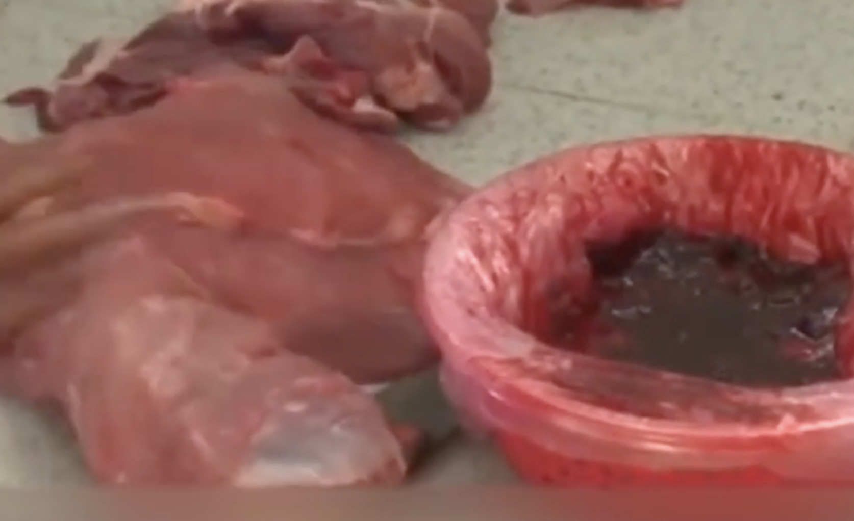 Thực phẩm bẩn liên tiếp bị phanh phui - Ảnh 8.