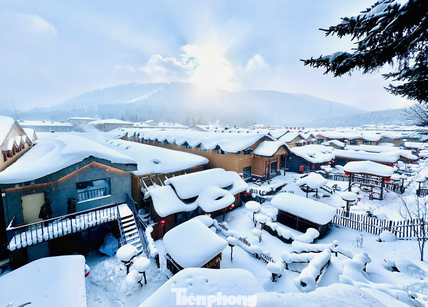 Vỡ òa cảnh siêu thực ngôi làng ở Hắc Long Giang, khách đến chỉ biết trầm trồ- Ảnh 1.