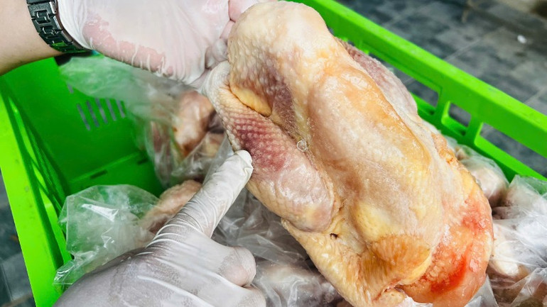 Thực phẩm bẩn liên tiếp bị phanh phui - Ảnh 4.