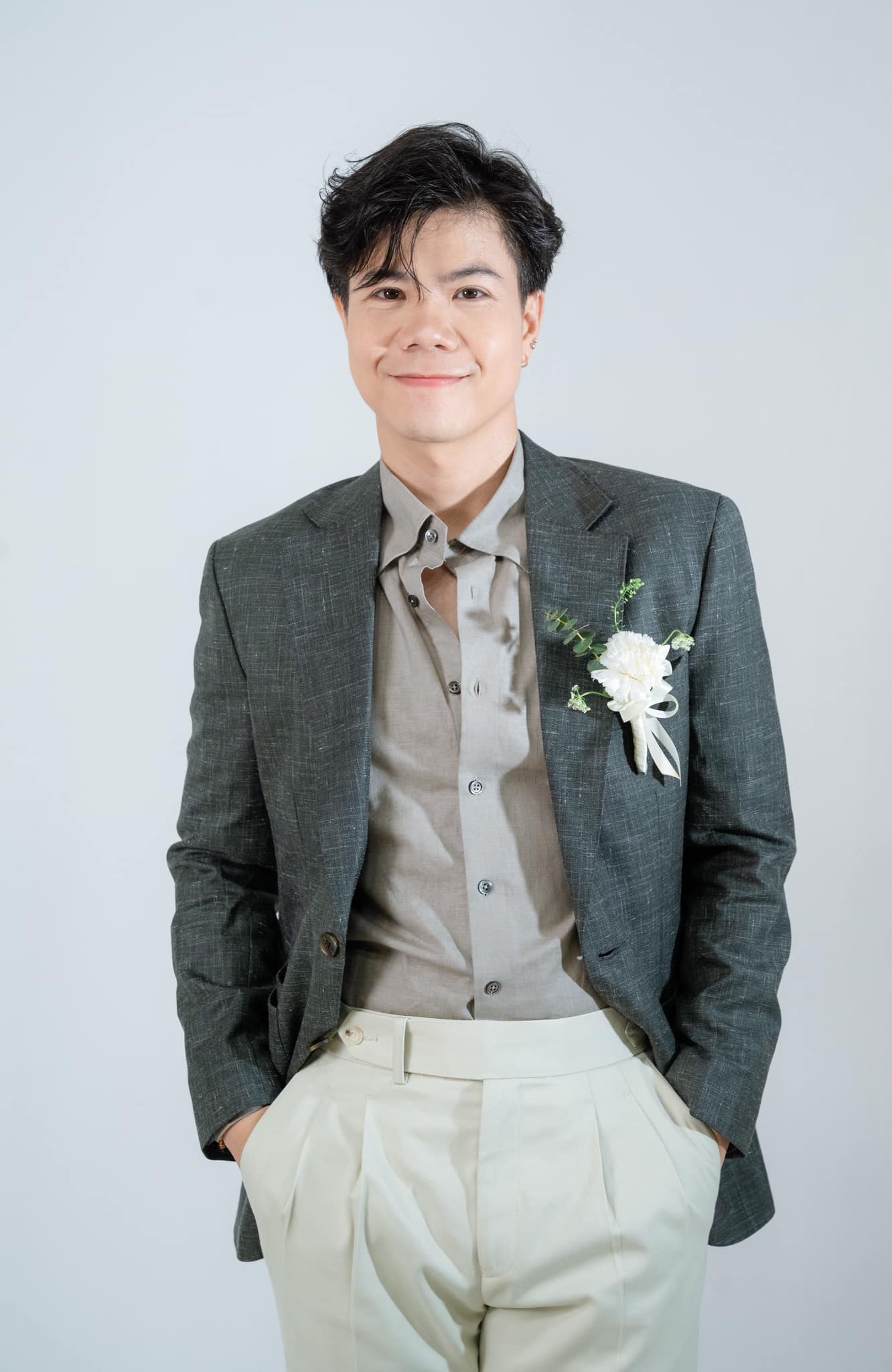 Phát hiện nam ca sĩ U40 tuổi rắn học ĐH lại từ đầu, thi học kỳ toàn với các em 2k- Ảnh 1.