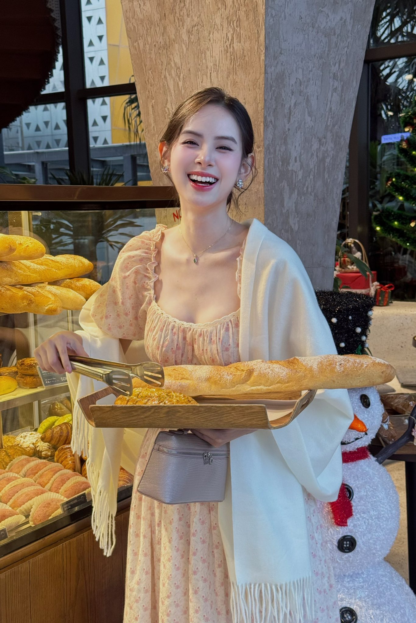 Mỹ nhân 2k2 đẹp như bước ra từ trong tranh, được mẹ chồng chấm ngay từ lần đầu gặp một bước vào nhà hào môn- Ảnh 3. Mỹ nhân 2k2 đẹp như bước ra từ trong tranh, được mẹ chồng chấm ngay từ lần đầu gặp một bước vào nhà hào môn- Ảnh 3.