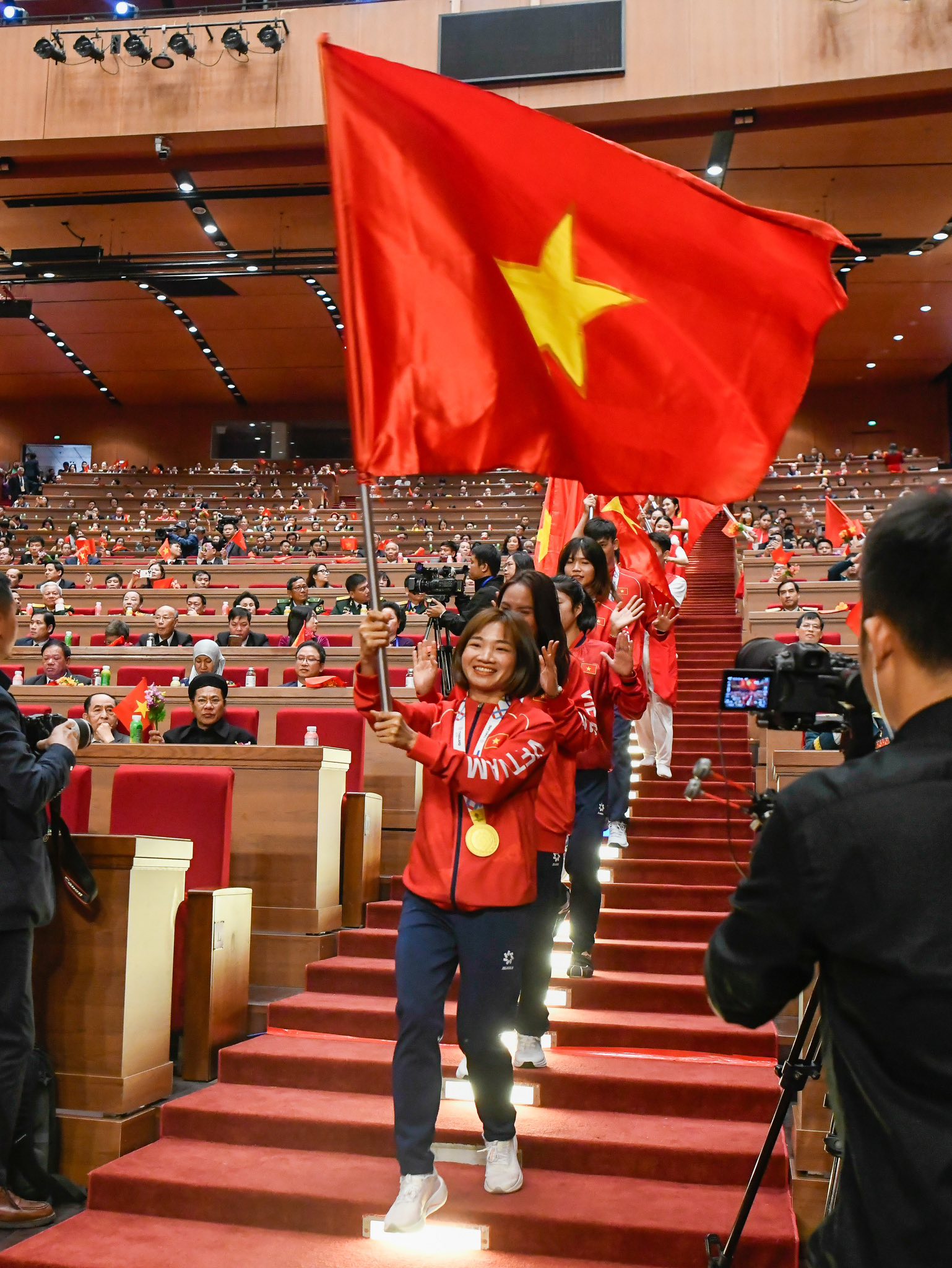 Khung hình toàn gái xinh lại còn giỏi: Hoà Minzy khoe visual sáng bừng ôm thắm thiết "nữ hoàng điền kinh" Việt Nam - Ảnh 5.