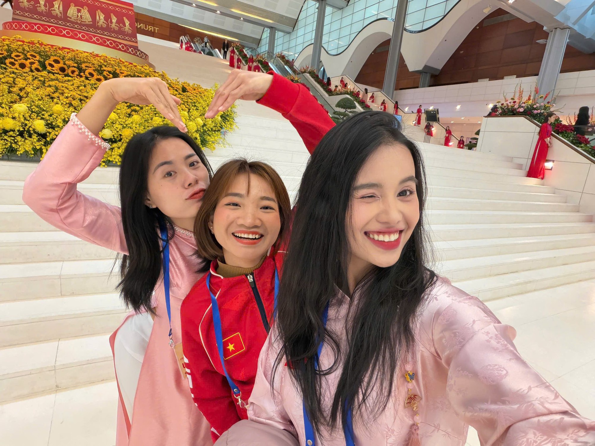 Khung hình toàn gái xinh lại còn giỏi: Hoà Minzy khoe visual sáng bừng ôm thắm thiết "nữ hoàng điền kinh" Việt Nam - Ảnh 3.