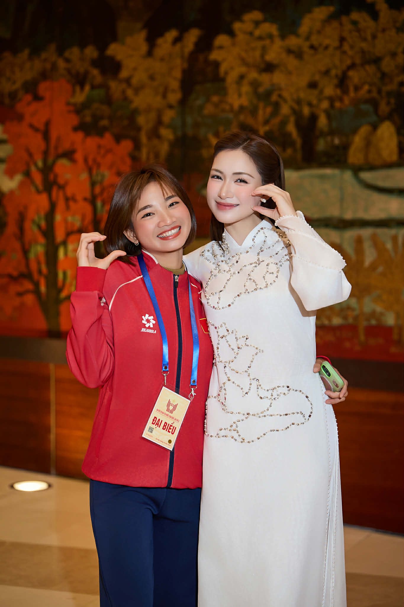 Khung hình toàn gái xinh lại còn giỏi: Hoà Minzy khoe visual sáng bừng ôm thắm thiết "nữ hoàng điền kinh" Việt Nam - Ảnh 2.