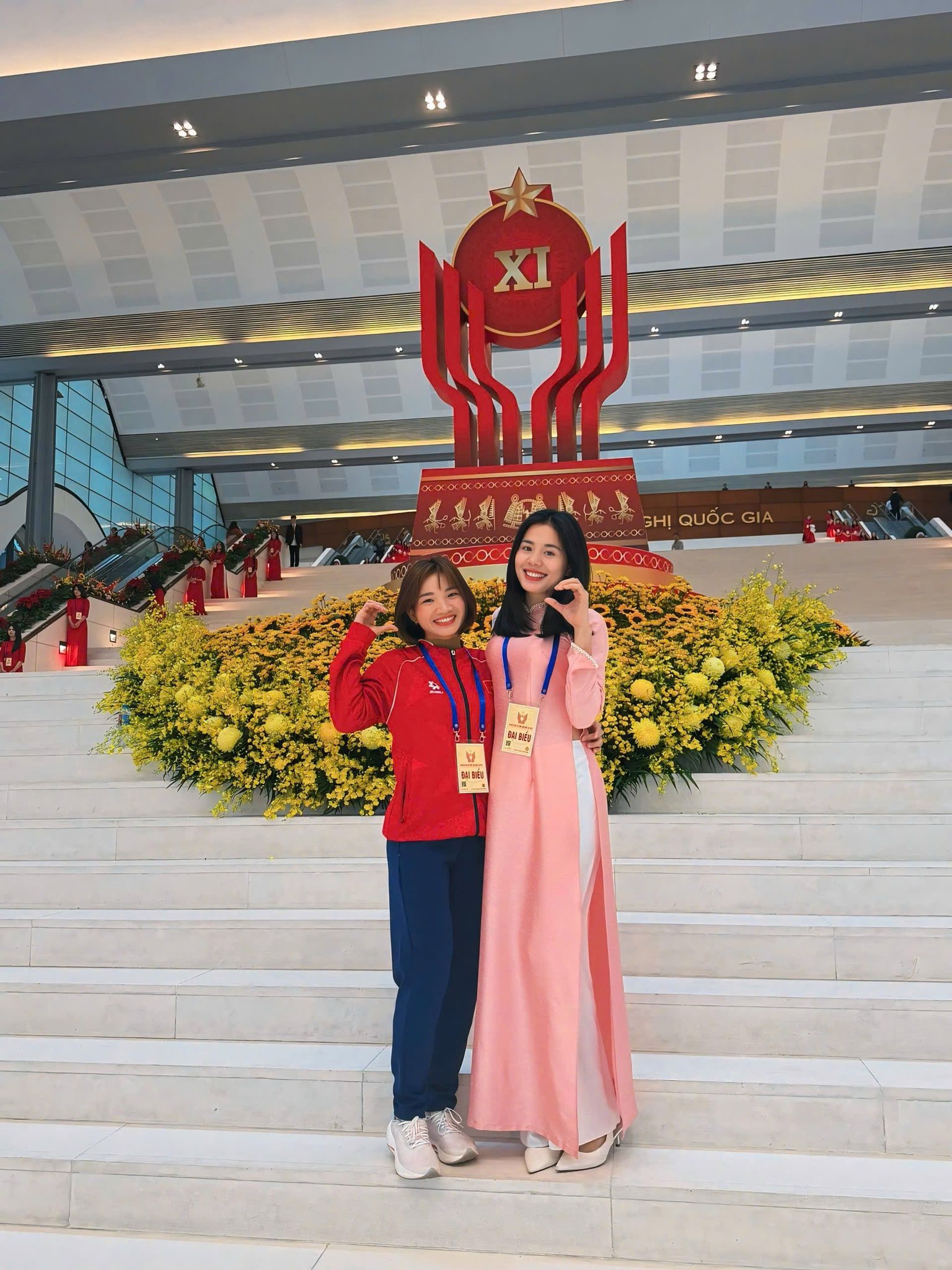 Khung hình toàn gái xinh lại còn giỏi: Hoà Minzy khoe visual sáng bừng ôm thắm thiết "nữ hoàng điền kinh" Việt Nam - Ảnh 4.