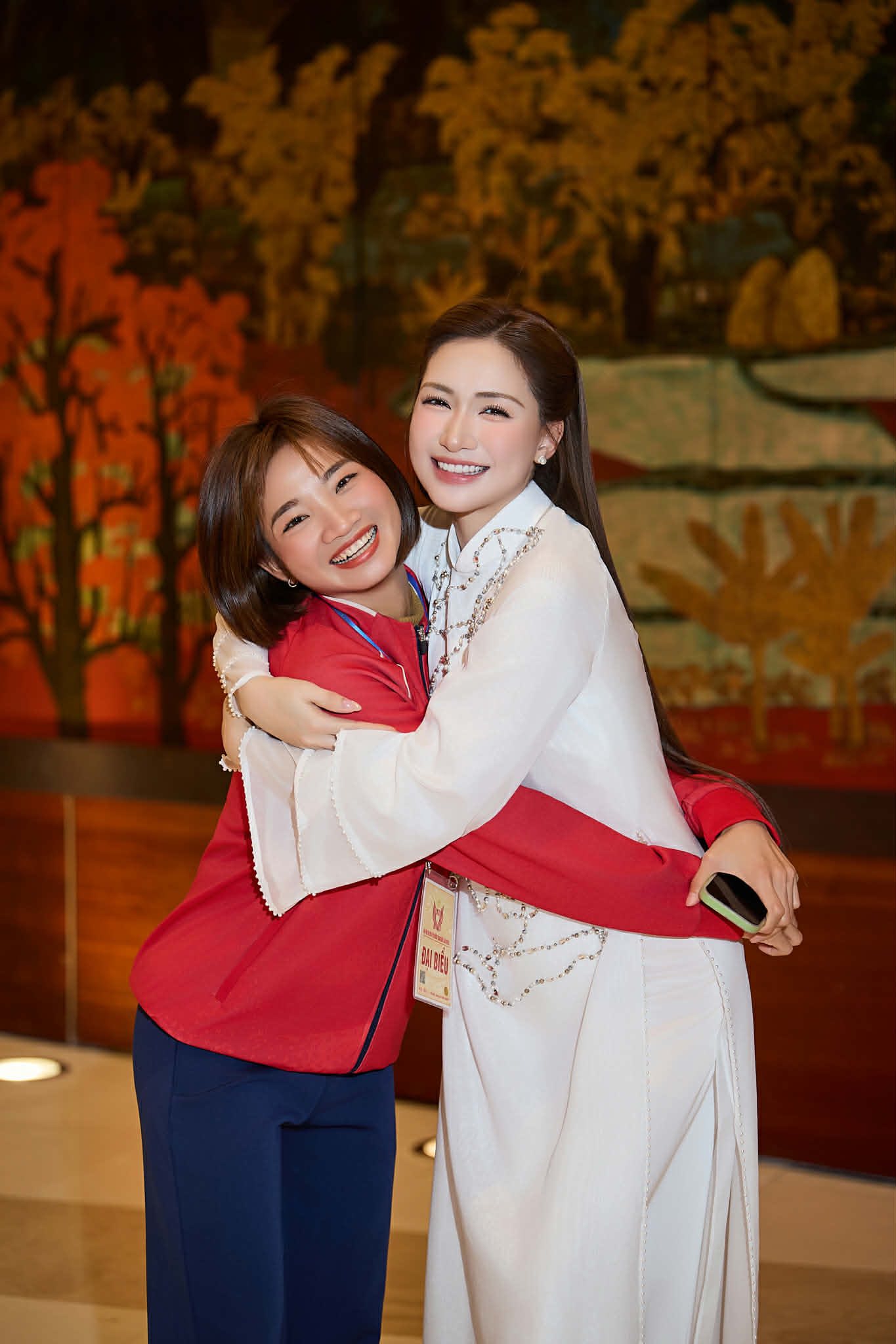 Khung hình toàn gái xinh lại còn giỏi: Hoà Minzy khoe visual sáng bừng ôm thắm thiết "nữ hoàng điền kinh" Việt Nam - Ảnh 1.