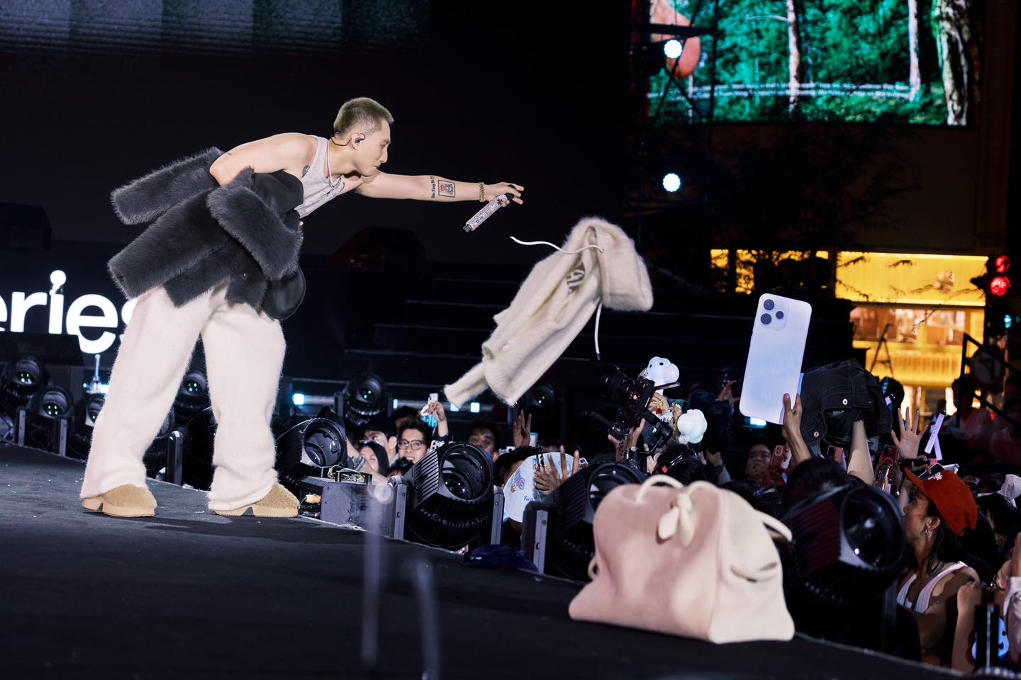 Vệ sĩ căng dù che kín không để lộ Sơn Tùng dù 1 giây, đại gia showbiz nhưng vẫn chung thuỷ với một thứ- Ảnh 5. Vệ sĩ căng dù che kín không để lộ Sơn Tùng dù 1 giây, đại gia showbiz nhưng vẫn chung thuỷ với một thứ- Ảnh 5.