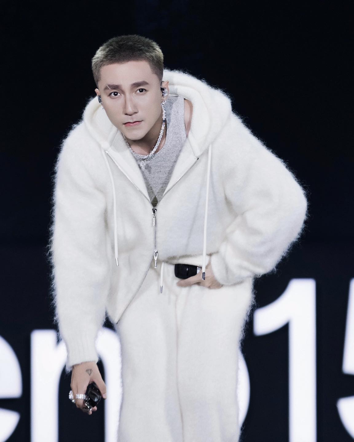 Vệ sĩ căng dù che kín không để lộ Sơn Tùng dù 1 giây, đại gia showbiz nhưng vẫn chung thuỷ với một thứ- Ảnh 3. Vệ sĩ căng dù che kín không để lộ Sơn Tùng dù 1 giây, đại gia showbiz nhưng vẫn chung thuỷ với một thứ- Ảnh 3.