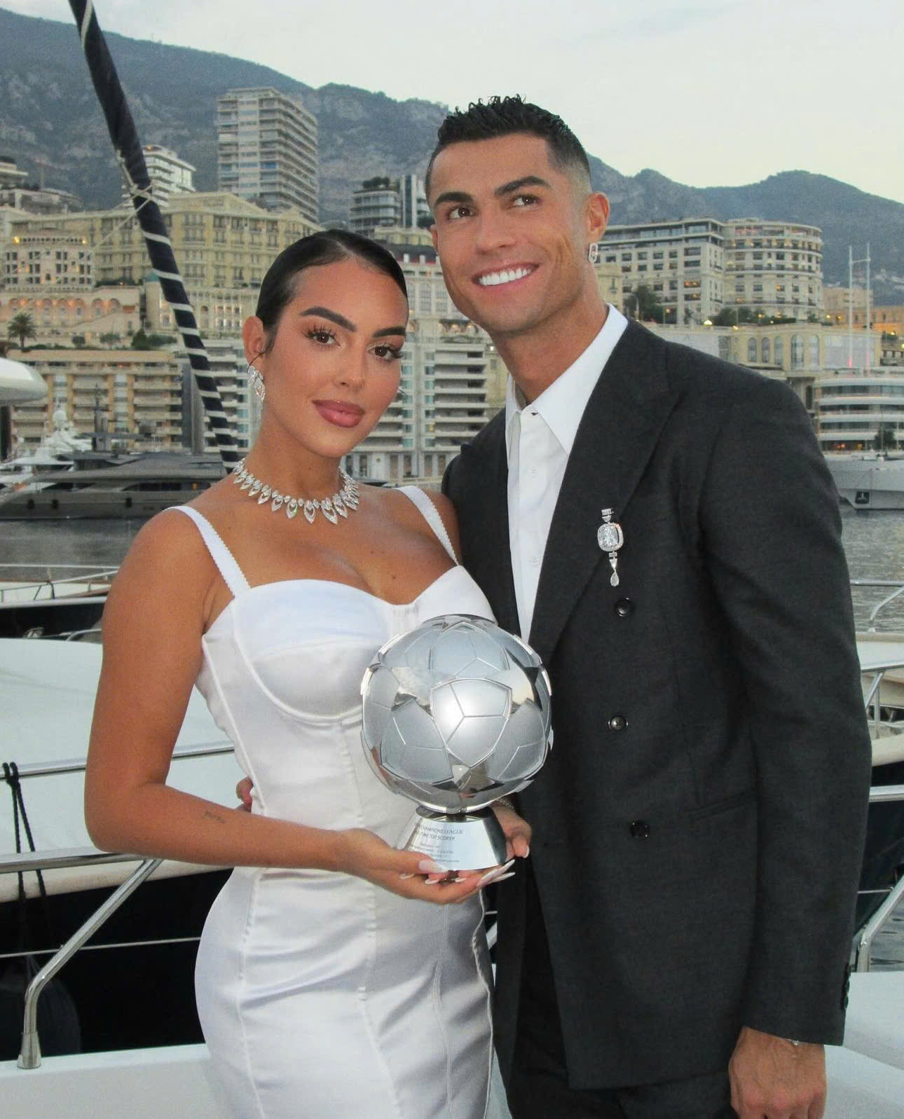 Ronaldo bất ngờ thay đổi kế hoạch đám cưới- Ảnh 2. Ronaldo bất ngờ thay đổi kế hoạch đám cưới- Ảnh 2.