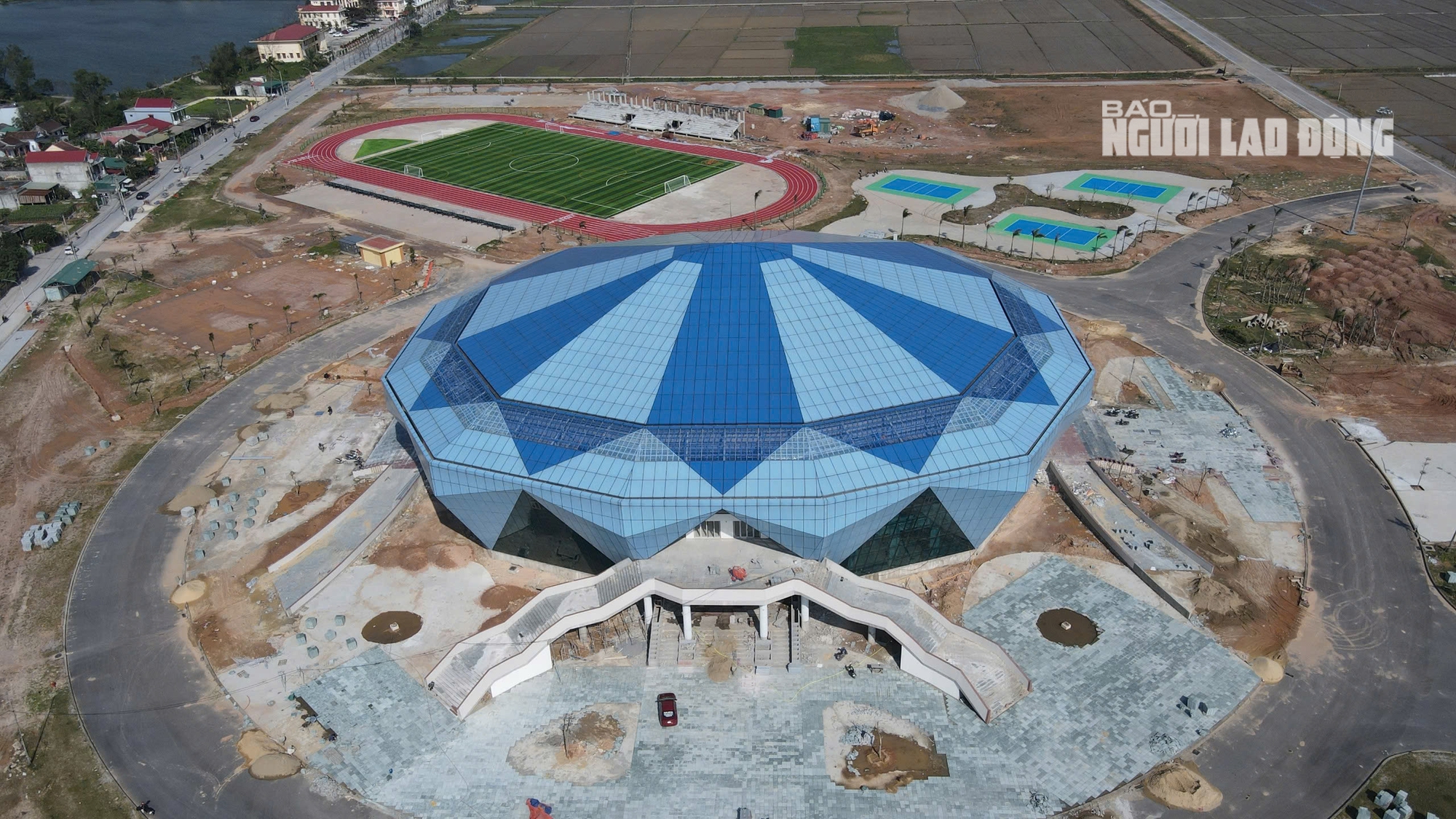 Nhà thi đấu kim cương xanh 340 tỉ đồng tại Quảng Trị thu hút sự chú ý - Ảnh 3.