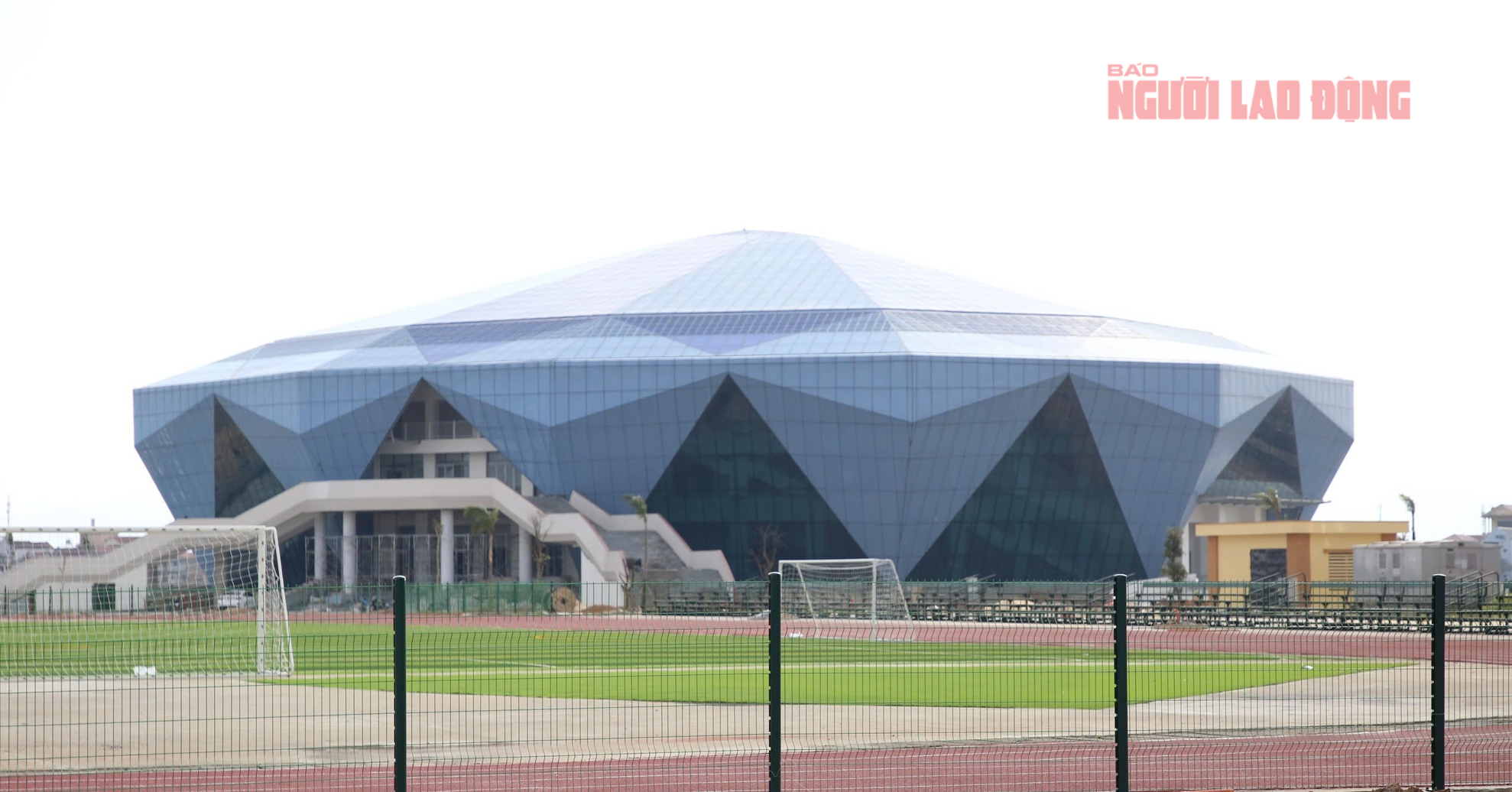 Nhà thi đấu kim cương xanh 340 tỉ đồng tại Quảng Trị thu hút sự chú ý - Ảnh 21.