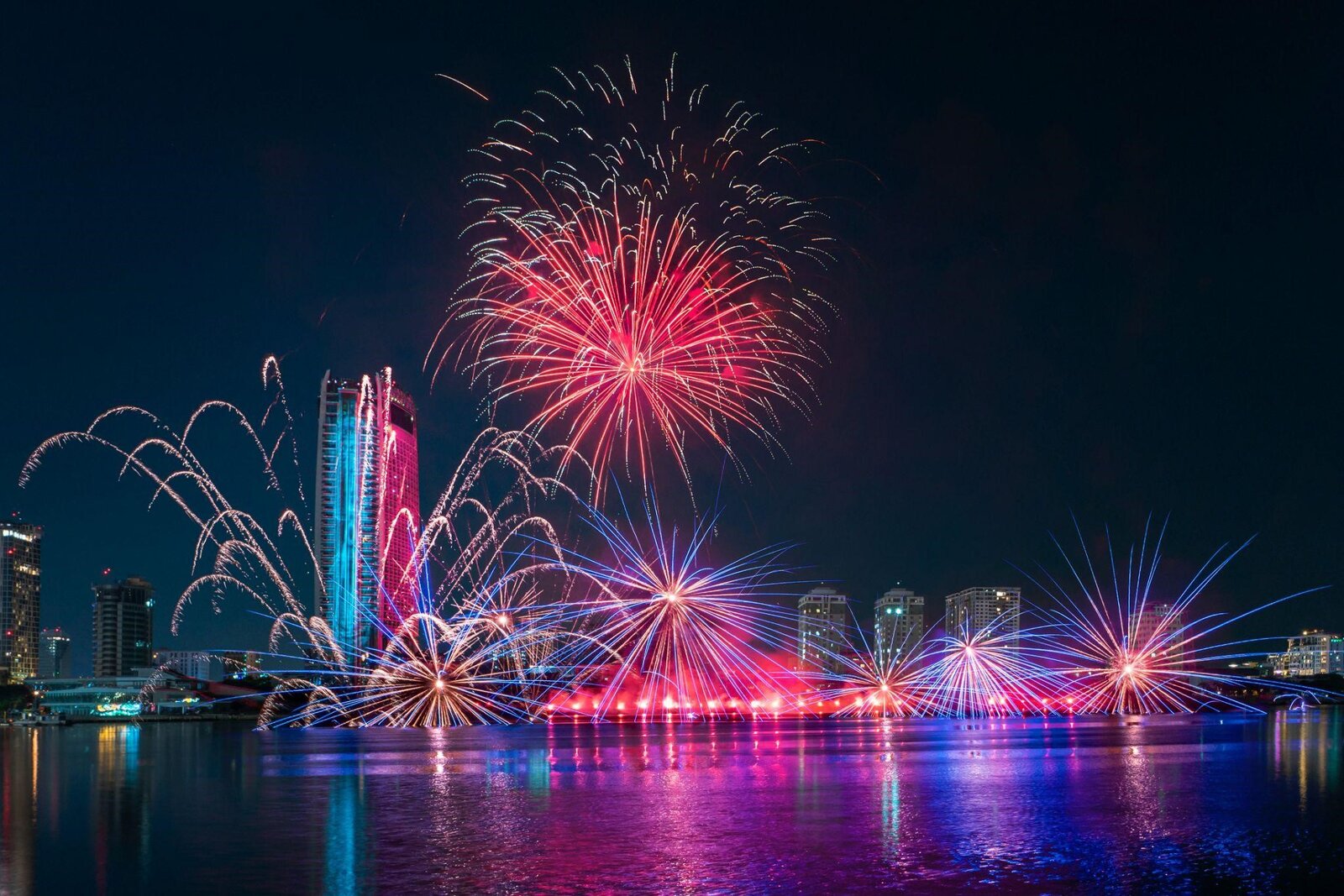 Sun Group tài trợ 100% kinh phí bắn 10.000 quả pháo hoa kéo dài 30 phút tại Hà Nội- Ảnh 1.