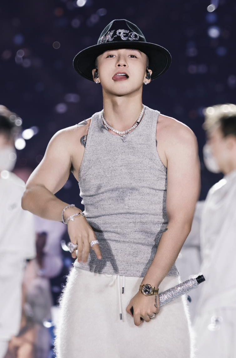 Vệ sĩ căng dù che kín không để lộ Sơn Tùng dù 1 giây, đại gia showbiz nhưng vẫn chung thuỷ với một thứ- Ảnh 2. Vệ sĩ căng dù che kín không để lộ Sơn Tùng dù 1 giây, đại gia showbiz nhưng vẫn chung thuỷ với một thứ- Ảnh 2.