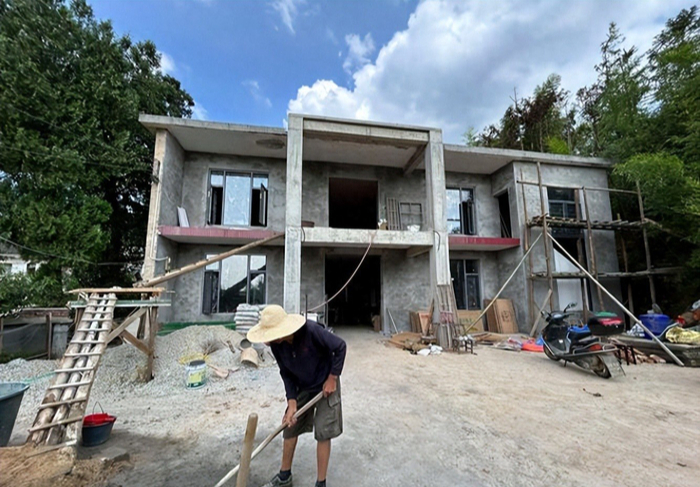 Chi 800 triệu xây nhà cho bố mẹ nghèo ở quê, 3 năm sau, người con chết lặng phát hiện ra sự thật về khối tài sản giấu kín- Ảnh 2.