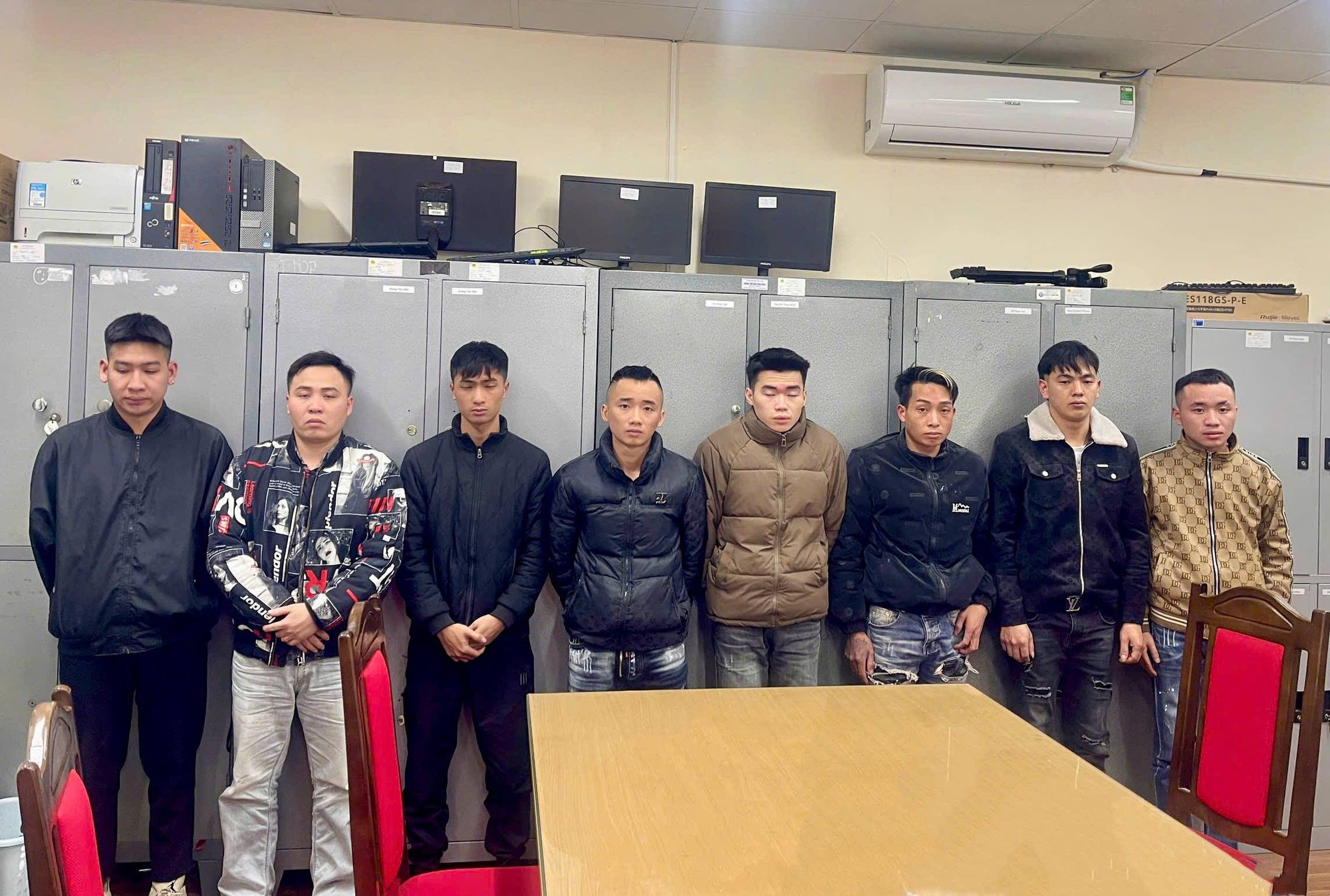 Đồng loạt khám xét ở 4 tỉnh thành, bắt Phạm Thị Hoa trong chuyên án lớn, giải cứu 21 người- Ảnh 1. Đồng loạt khám xét ở 4 tỉnh thành, bắt Phạm Thị Hoa trong chuyên án lớn, giải cứu 21 người- Ảnh 1.