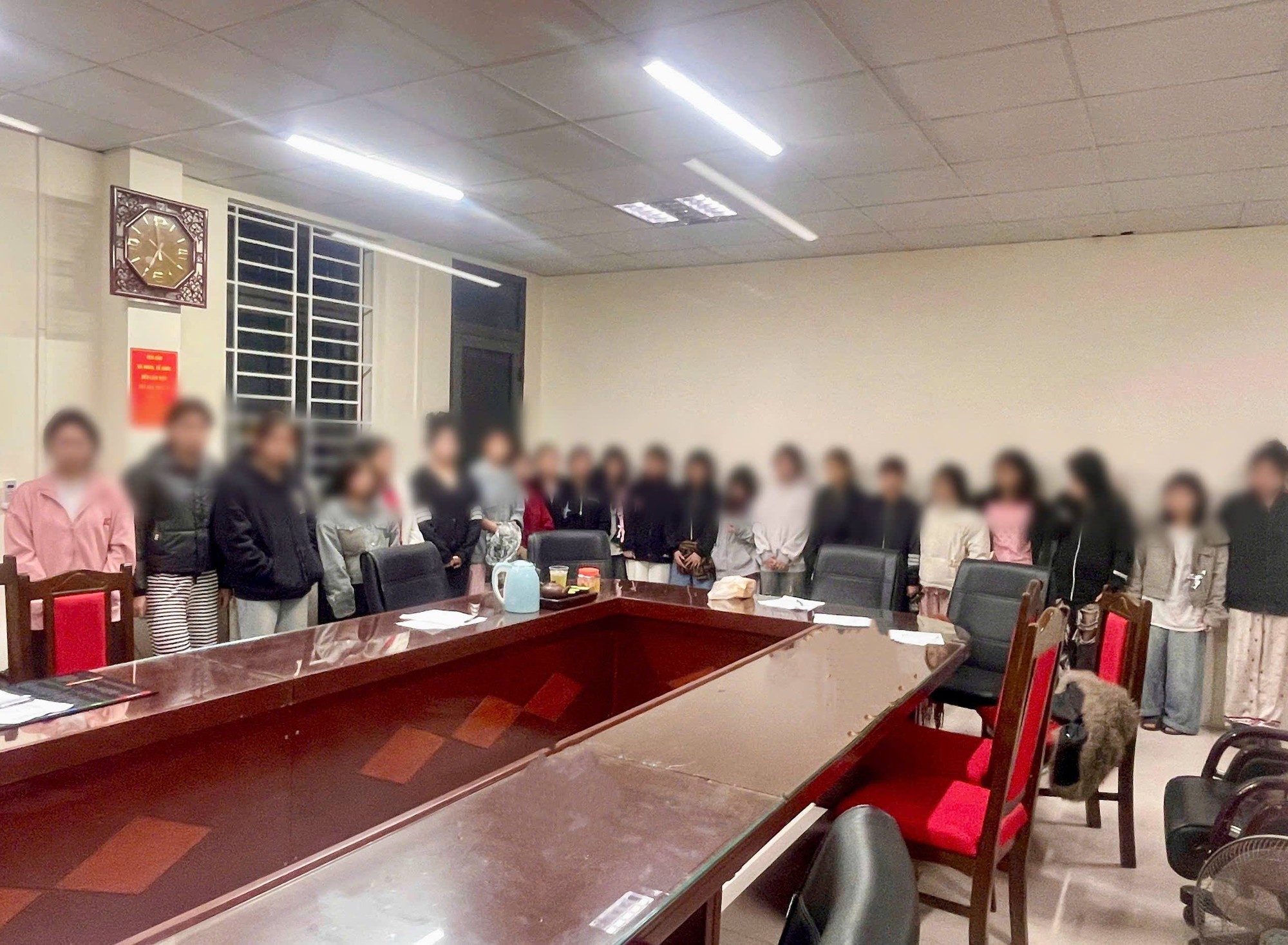 Đồng loạt khám xét ở 4 tỉnh thành, bắt Phạm Thị Hoa trong chuyên án lớn, giải cứu 21 người- Ảnh 3. Đồng loạt khám xét ở 4 tỉnh thành, bắt Phạm Thị Hoa trong chuyên án lớn, giải cứu 21 người- Ảnh 3.