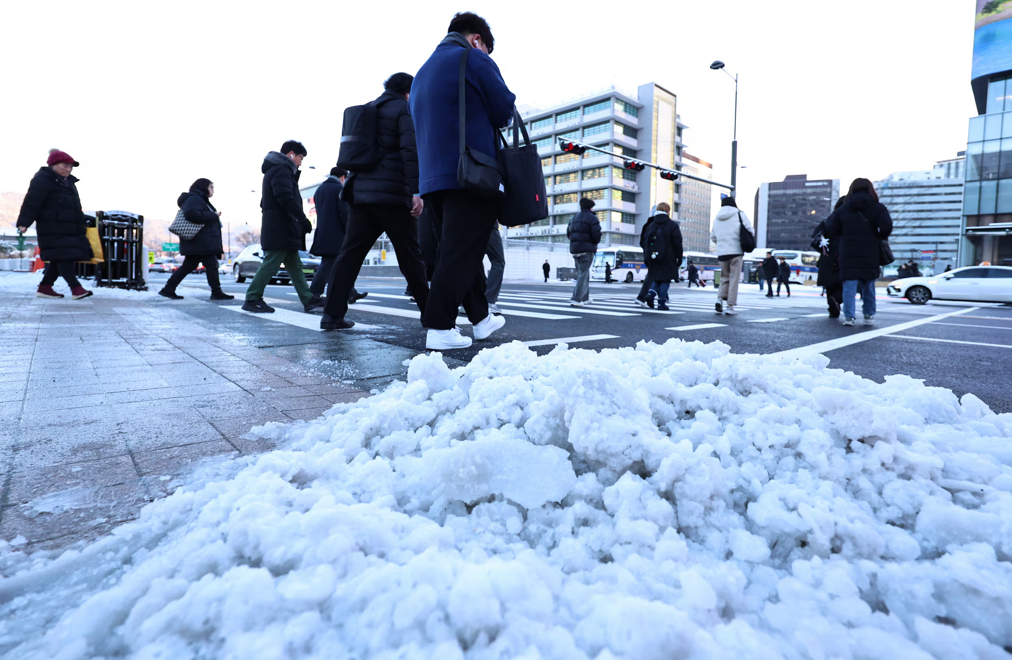 Tuyết rơi dày và rét đậm bao trùm Hàn Quốc- Ảnh 2.