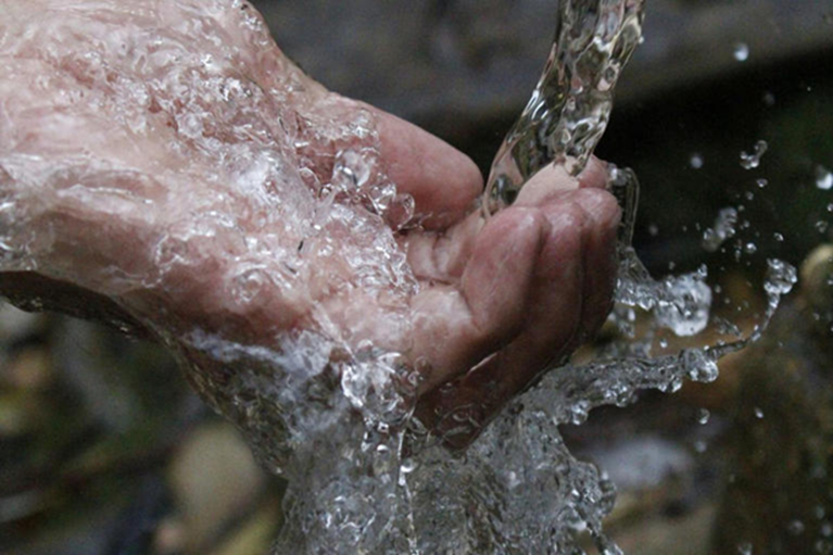 Phát hiện nguồn nước cổ xưa nhất Trái đất, nhà khoa học uống thử và điều bất ngờ đã xảy ra- Ảnh 1.