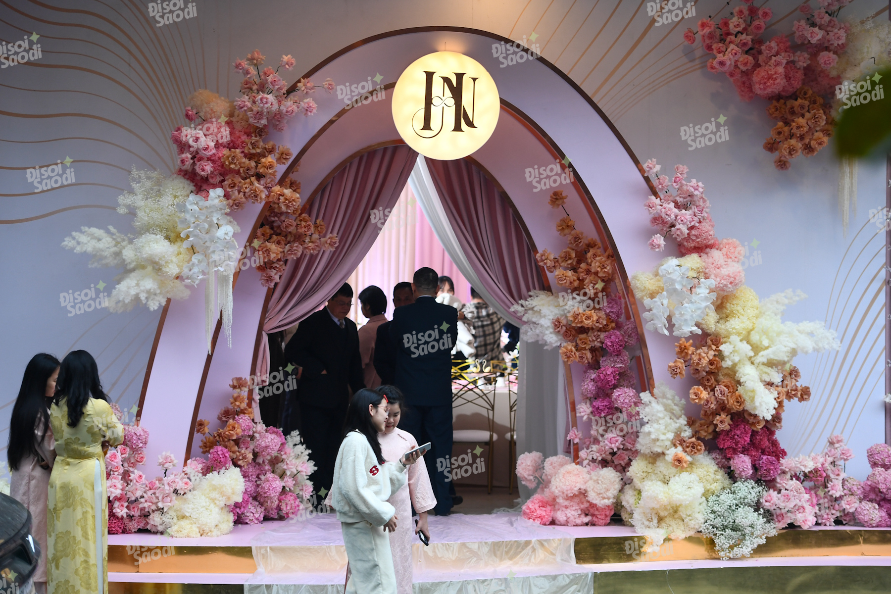 Phương Nhi và thiếu gia Minh Hoàng cứ xuất hiện là "gây bão", nhan sắc con dâu tập đoàn luôn được chấm điểm 10 - Ảnh 3.