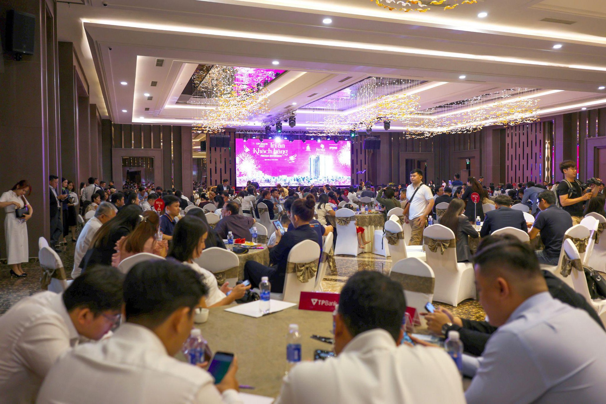 TV Holdings và EximRS tặng quà đặc biệt, tri ân khách hàng dự án Fresia Riverside - Ảnh 1.