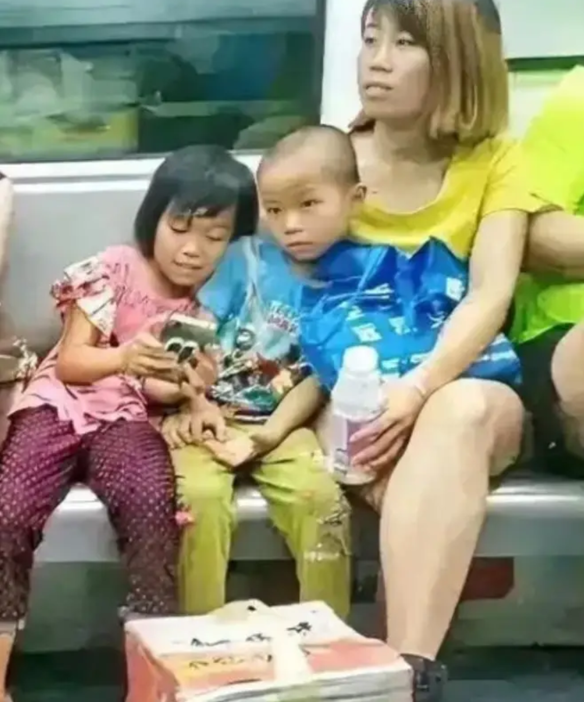 2 gia đình có 2 con trên tàu điện ngầm: Khoảng cách không nằm ở tiền bạc, mà ở cách dạy con - Ảnh 1.