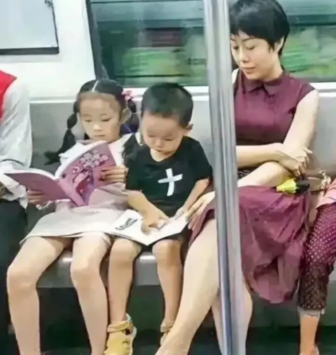2 gia đình có 2 con trên tàu điện ngầm: Khoảng cách không nằm ở tiền bạc, mà ở cách dạy con - Ảnh 2.