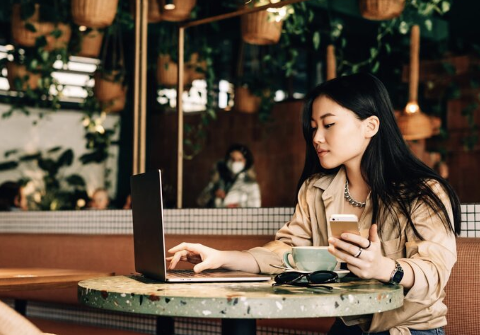 Đi cà phê bị người lạ đổ nước vào laptop, nếu tôi tin lời trấn an "không sao đâu" thì giờ này đã phải ôm hận- Ảnh 1.