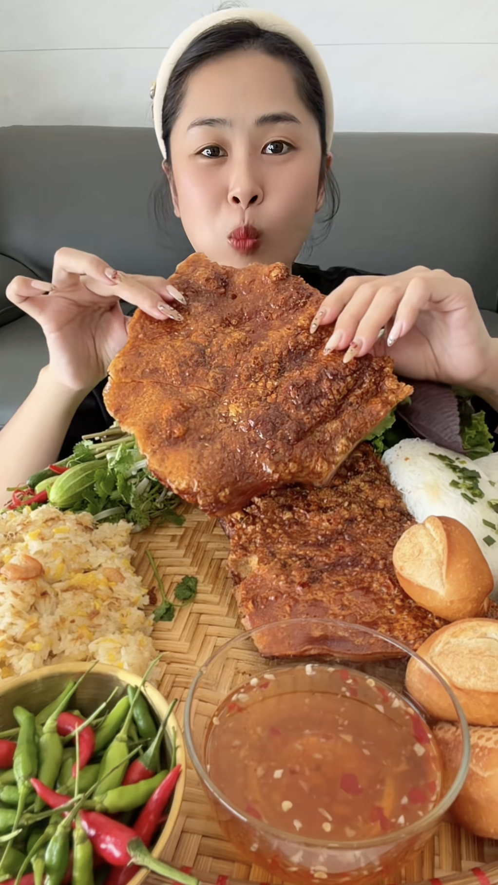 700k một ký heo quay dính nạc hot nhất Việt Nam đầu năm nay, ai ăn xong cũng tiếc đứt ruột!- Ảnh 4. 700k một ký heo quay dính nạc hot nhất Việt Nam đầu năm nay, ai ăn xong cũng tiếc đứt ruột!- Ảnh 4.