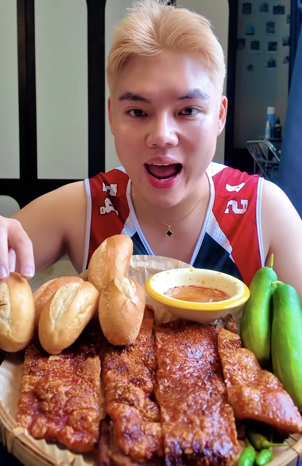 700k một ký heo quay dính nạc hot nhất Việt Nam đầu năm nay, ai ăn xong cũng tiếc đứt ruột!- Ảnh 2. 700k một ký heo quay dính nạc hot nhất Việt Nam đầu năm nay, ai ăn xong cũng tiếc đứt ruột!- Ảnh 2.