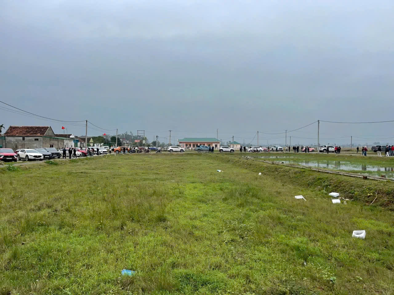 Ô tô đậu kín đường làng sau thông tin quy hoạch khu công nghiệp VSIP 4 - Ảnh 1. Ô tô đậu kín đường làng sau thông tin quy hoạch khu công nghiệp VSIP 4 - Ảnh 1.