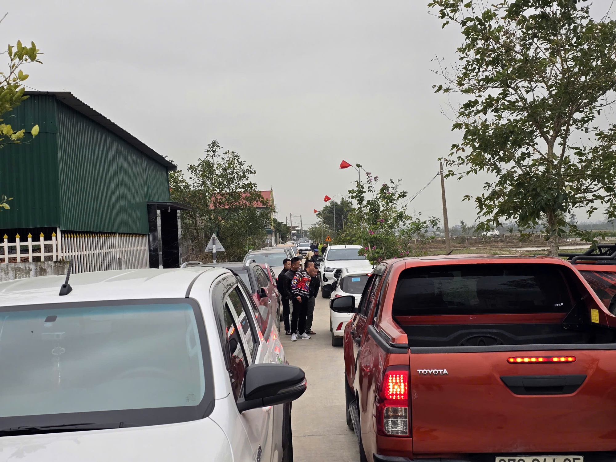 Ô tô đậu kín đường làng sau thông tin quy hoạch khu công nghiệp VSIP 4 - Ảnh 3. Ô tô đậu kín đường làng sau thông tin quy hoạch khu công nghiệp VSIP 4 - Ảnh 3.