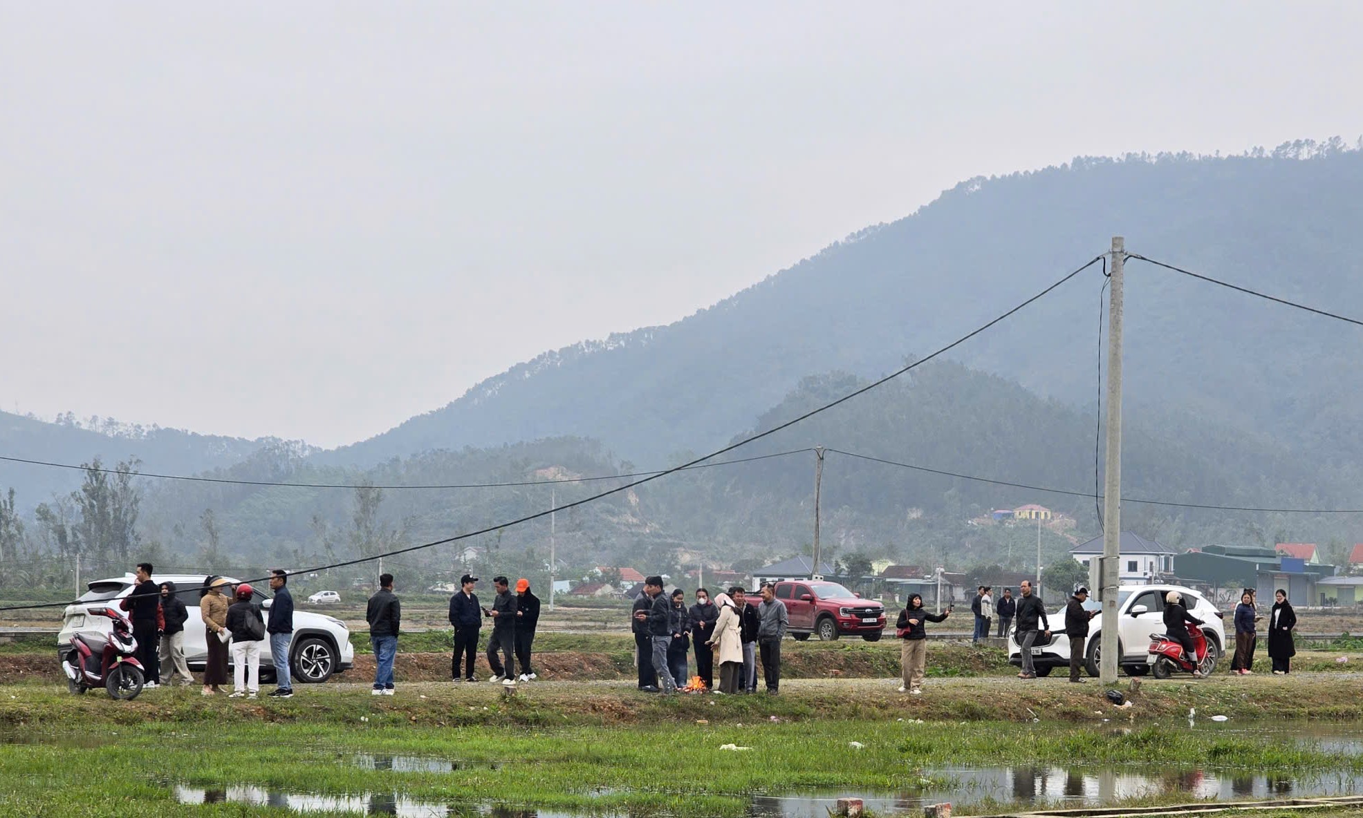 Ô tô đậu kín đường làng sau thông tin quy hoạch khu công nghiệp VSIP 4 - Ảnh 4. Ô tô đậu kín đường làng sau thông tin quy hoạch khu công nghiệp VSIP 4 - Ảnh 4.