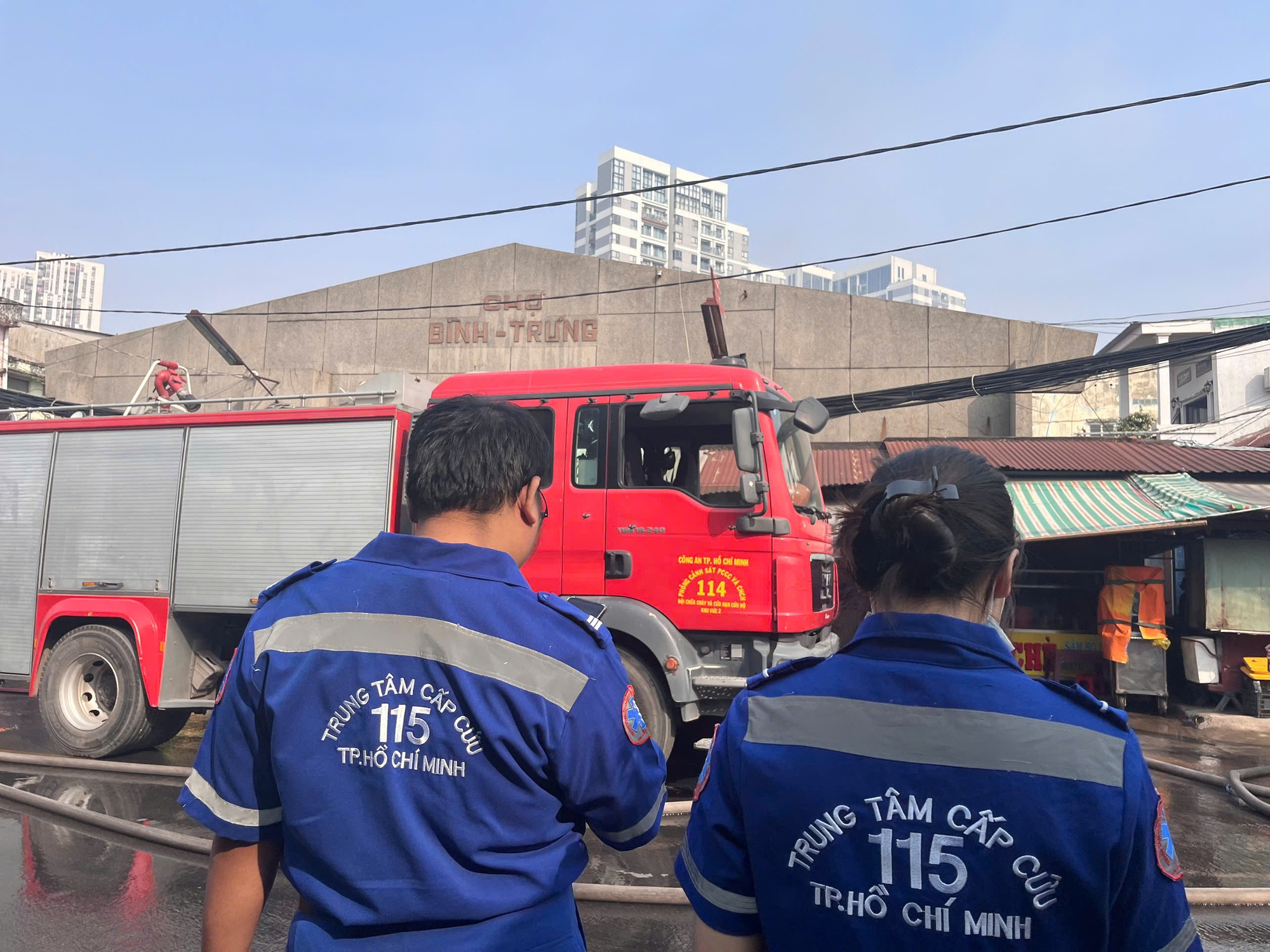 Cháy lớn thiêu rụi 5 căn nhà ở TPHCM sáng nay , nguyên nhân đang được điều tra - Ảnh 3.