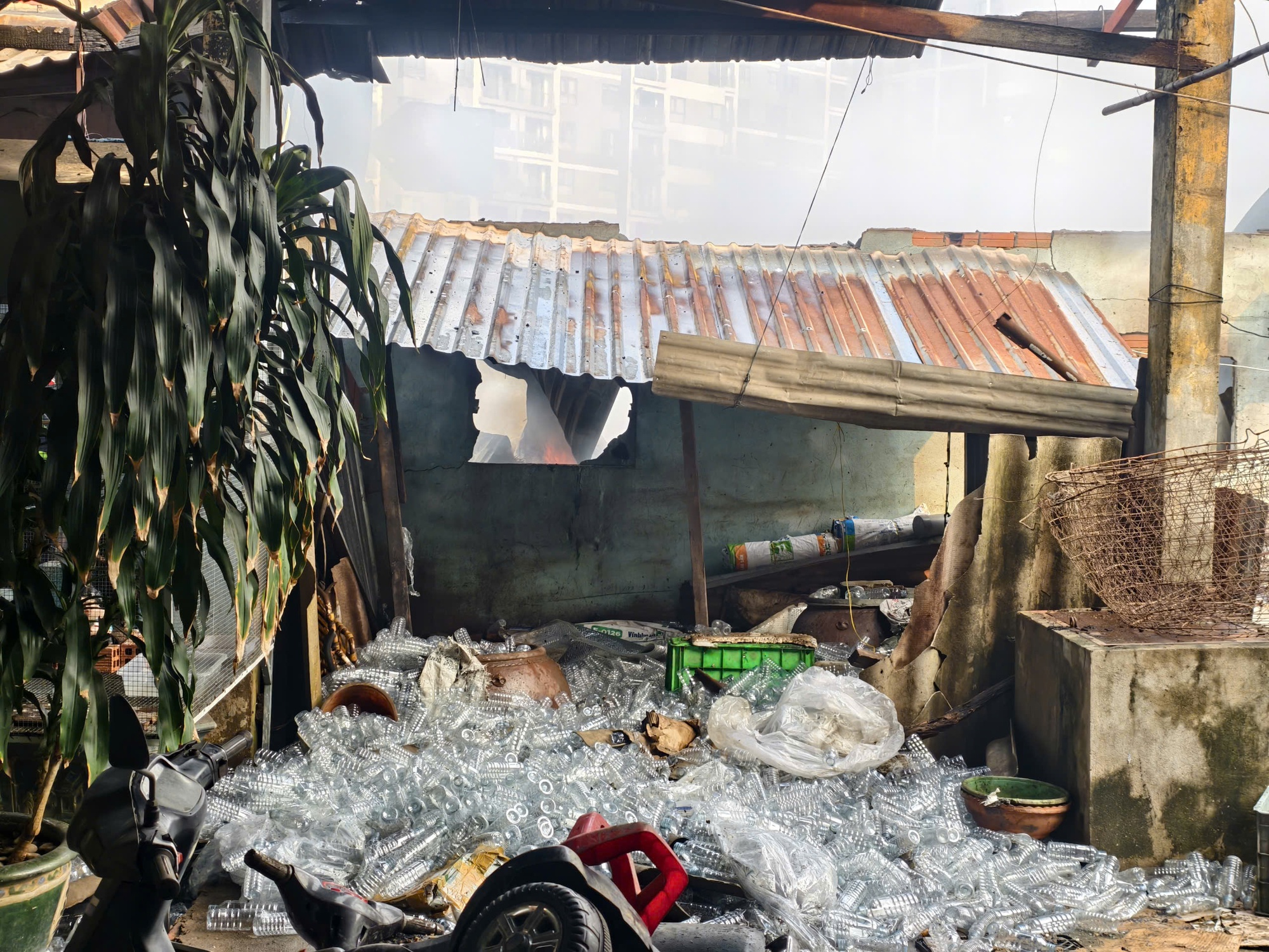 Cháy lớn thiêu rụi 5 căn nhà ở TPHCM sáng nay , nguyên nhân đang được điều tra - Ảnh 2.