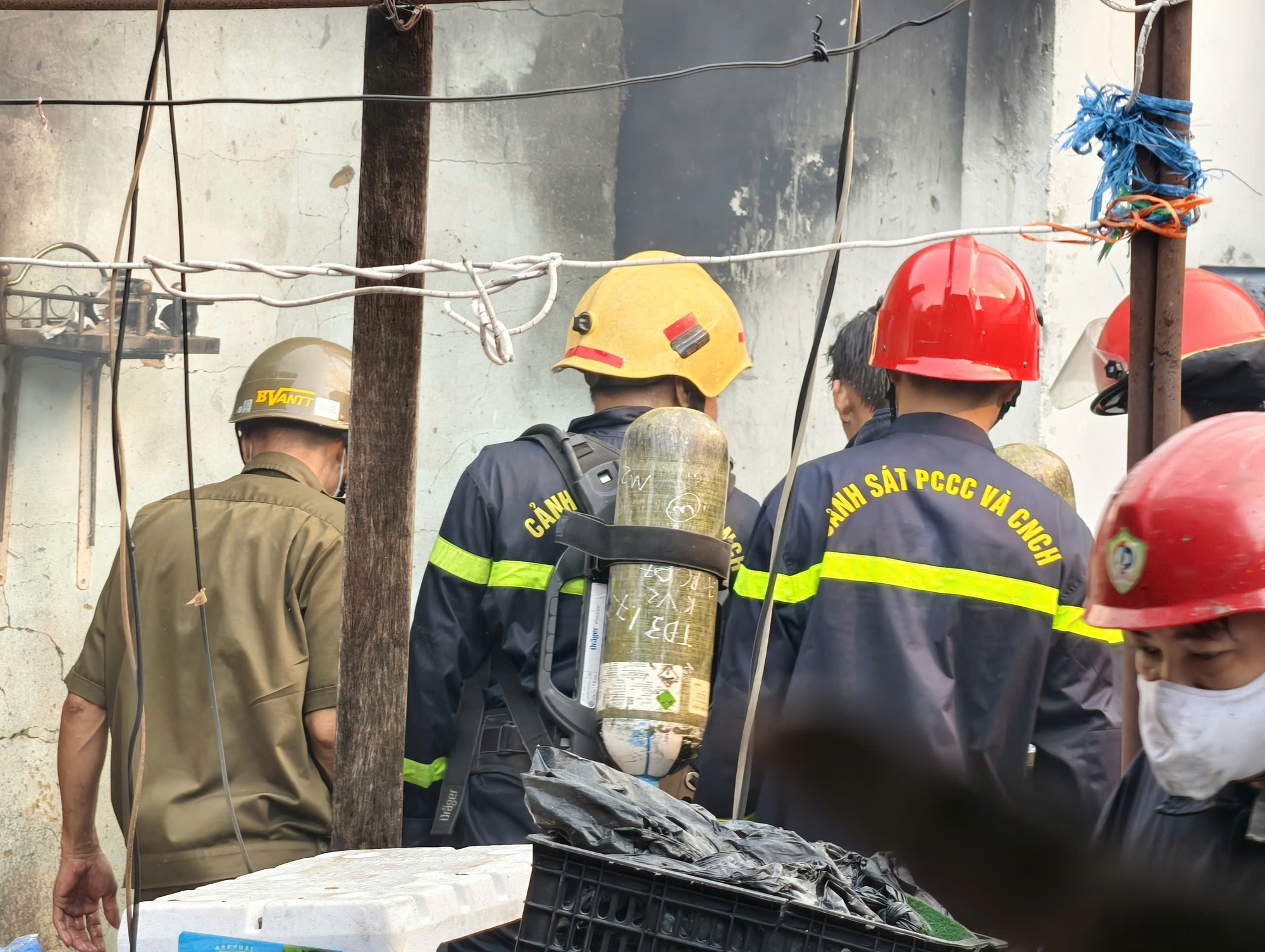 Cháy lớn thiêu rụi 5 căn nhà ở TPHCM sáng nay , nguyên nhân đang được điều tra - Ảnh 5.