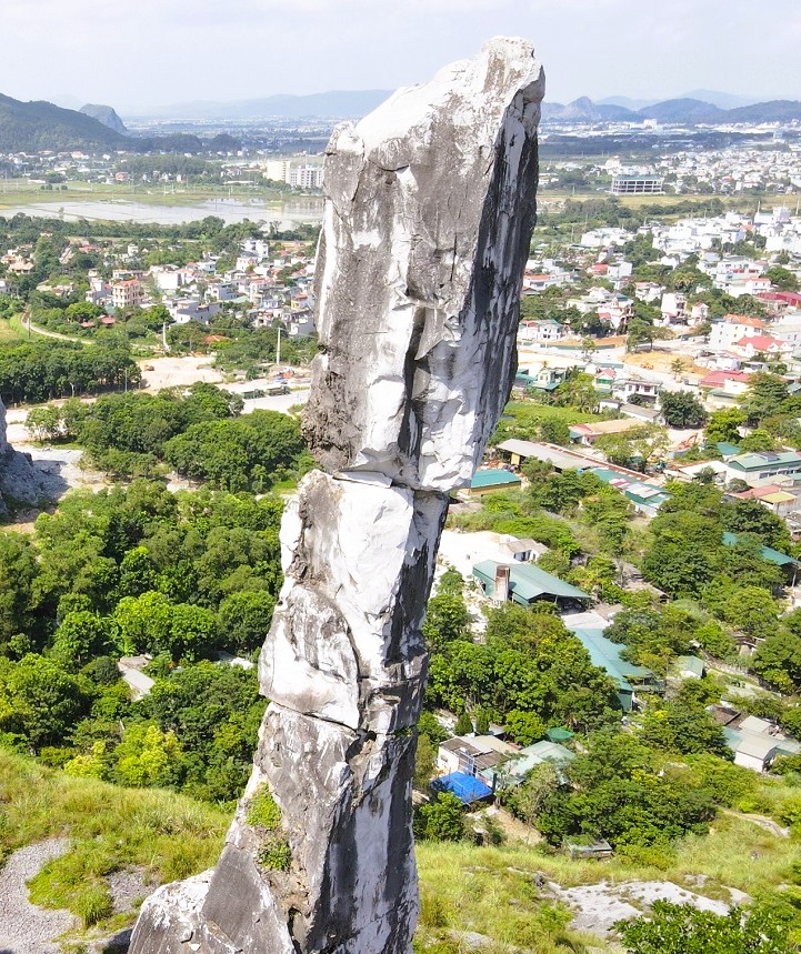 Diện mạo Hòn Vọng Phu sau khi được chi 17 tỉ đồng chống đổ sập - Ảnh 4.