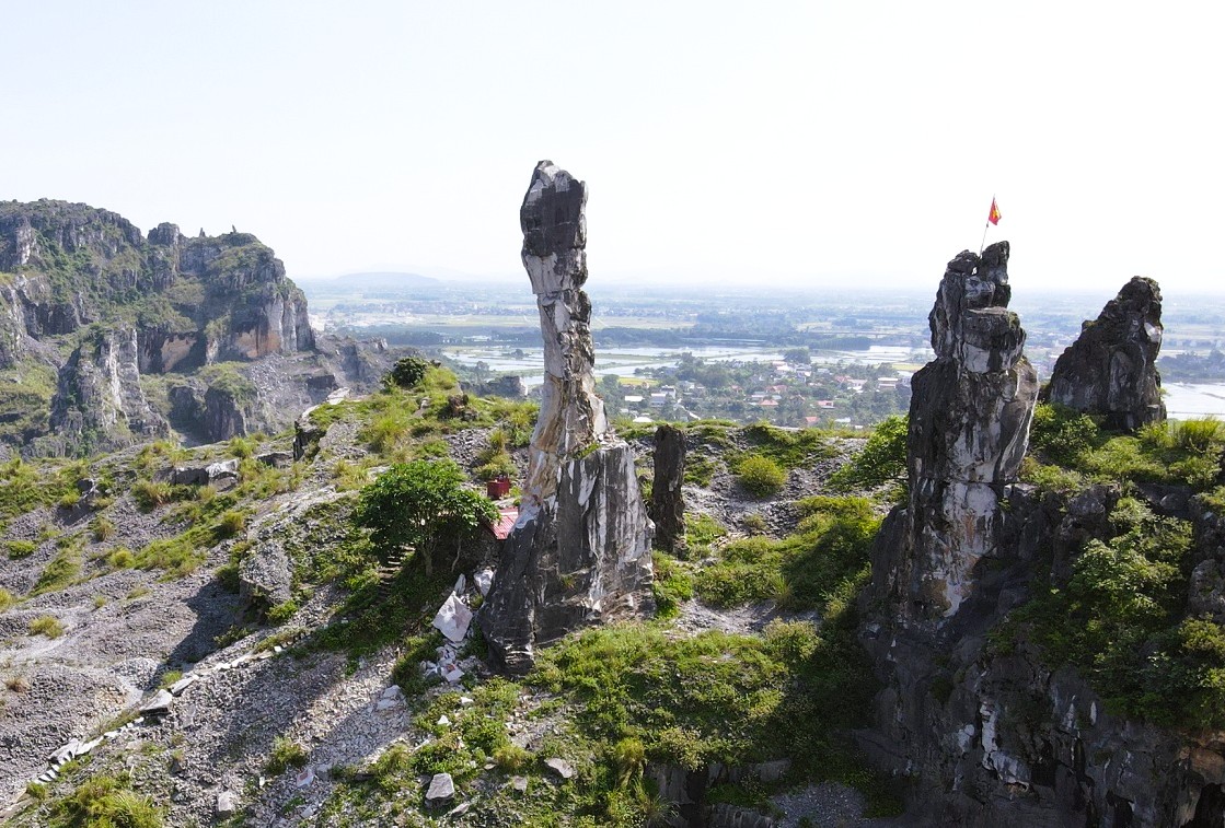 Diện mạo Hòn Vọng Phu sau khi được chi 17 tỉ đồng chống đổ sập - Ảnh 1.