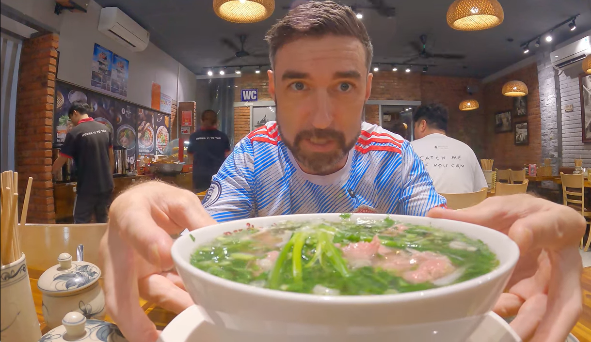 Anh Tây hào hứng đi ăn phở bò Việt Nam, gọi món chỉ nói nhầm 1 chữ mà có kỷ niệm nhớ đời- Ảnh 2.