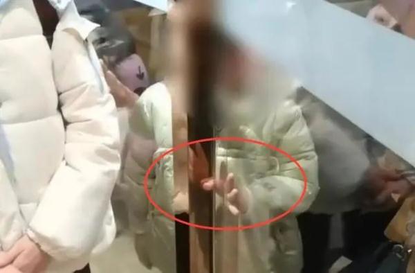 Bé gái khóc thét vì kẹt ngón tay vào cửa siêu thị suốt nửa tiếng nhưng nhân viên nhất quyết không giải cứu: Lý do gây phẫn nộ- Ảnh 1.