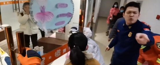 Bé gái khóc thét vì kẹt ngón tay vào cửa siêu thị suốt nửa tiếng nhưng nhân viên nhất quyết không giải cứu: Lý do gây phẫn nộ- Ảnh 2.