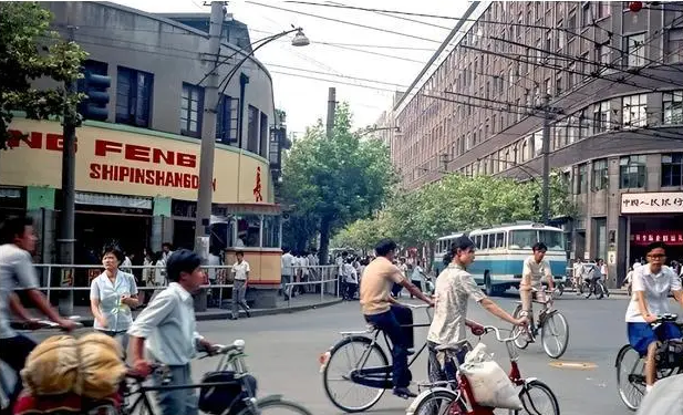 Ảnh cũ Thượng Hải thập niên 1980: Phương tiện này thống trị đường phố, có nơi 40 năm chưa hề khác - Ảnh 17.