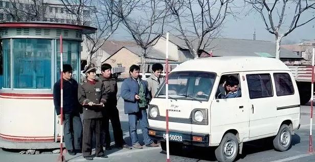 Ảnh cũ Thượng Hải thập niên 1980: Phương tiện này thống trị đường phố, có nơi 40 năm chưa hề khác - Ảnh 21.