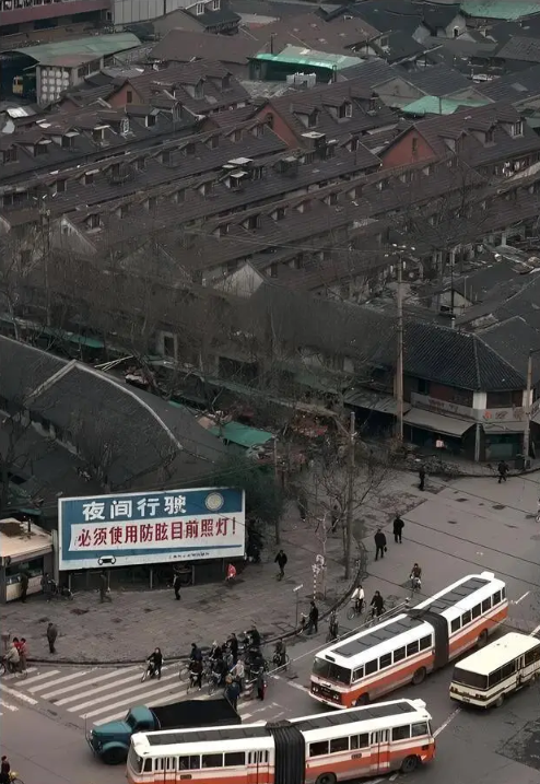 Ảnh cũ Thượng Hải thập niên 1980: Phương tiện này thống trị đường phố, có nơi 40 năm chưa hề khác - Ảnh 30.