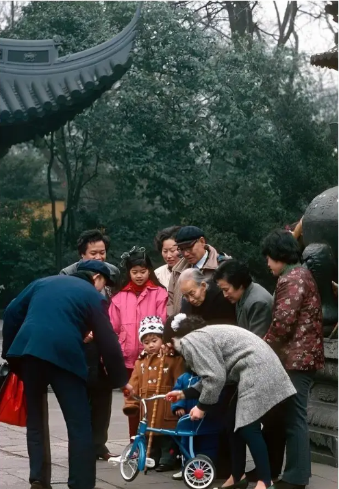 Ảnh cũ Thượng Hải thập niên 1980: Phương tiện này thống trị đường phố, có nơi 40 năm chưa hề khác - Ảnh 5.