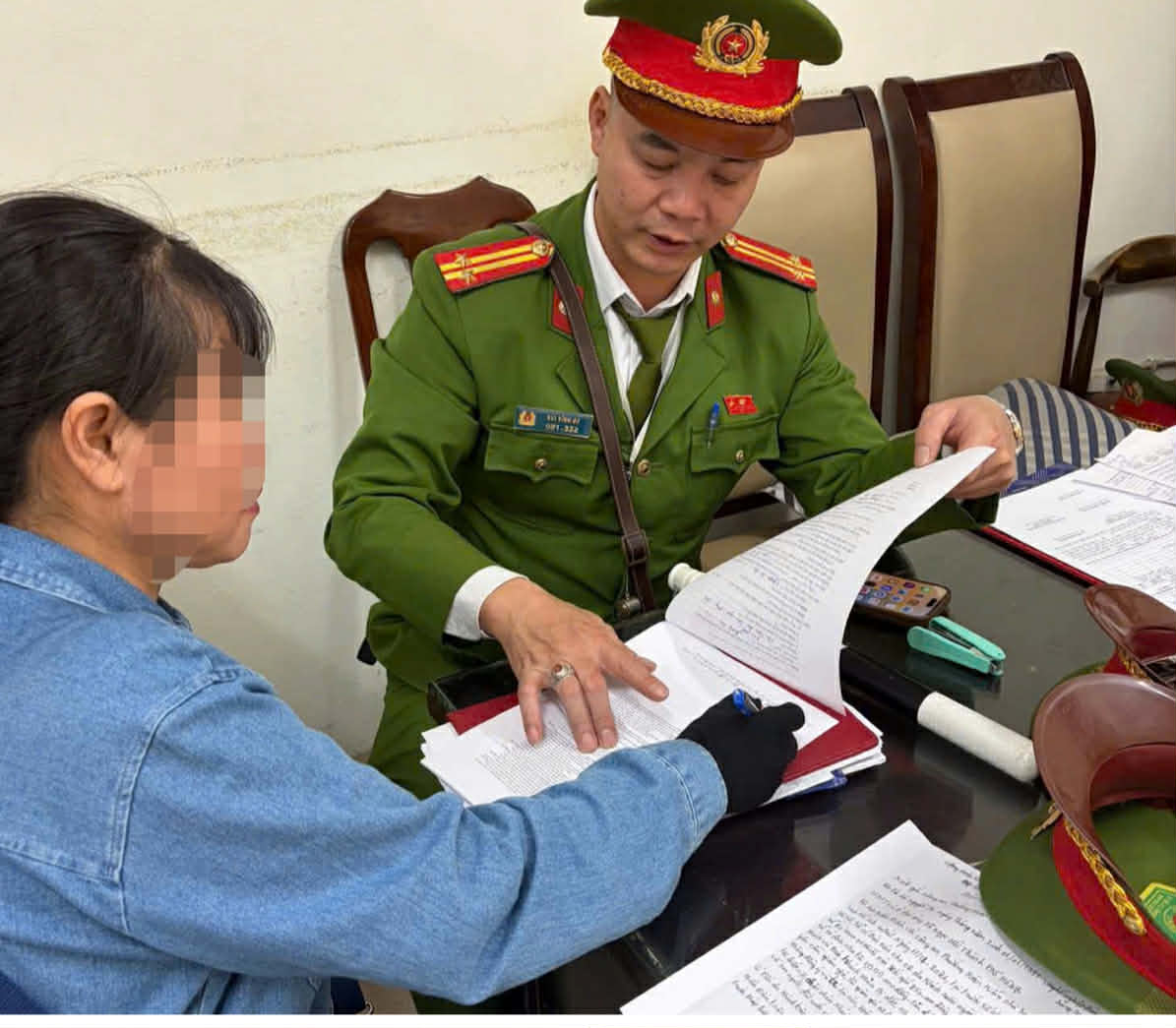 Một người đàn ông ngăn vụ khách Tây bị "chặt chém" chiếc nón lá giá 850.000 đồng - Ảnh 1.