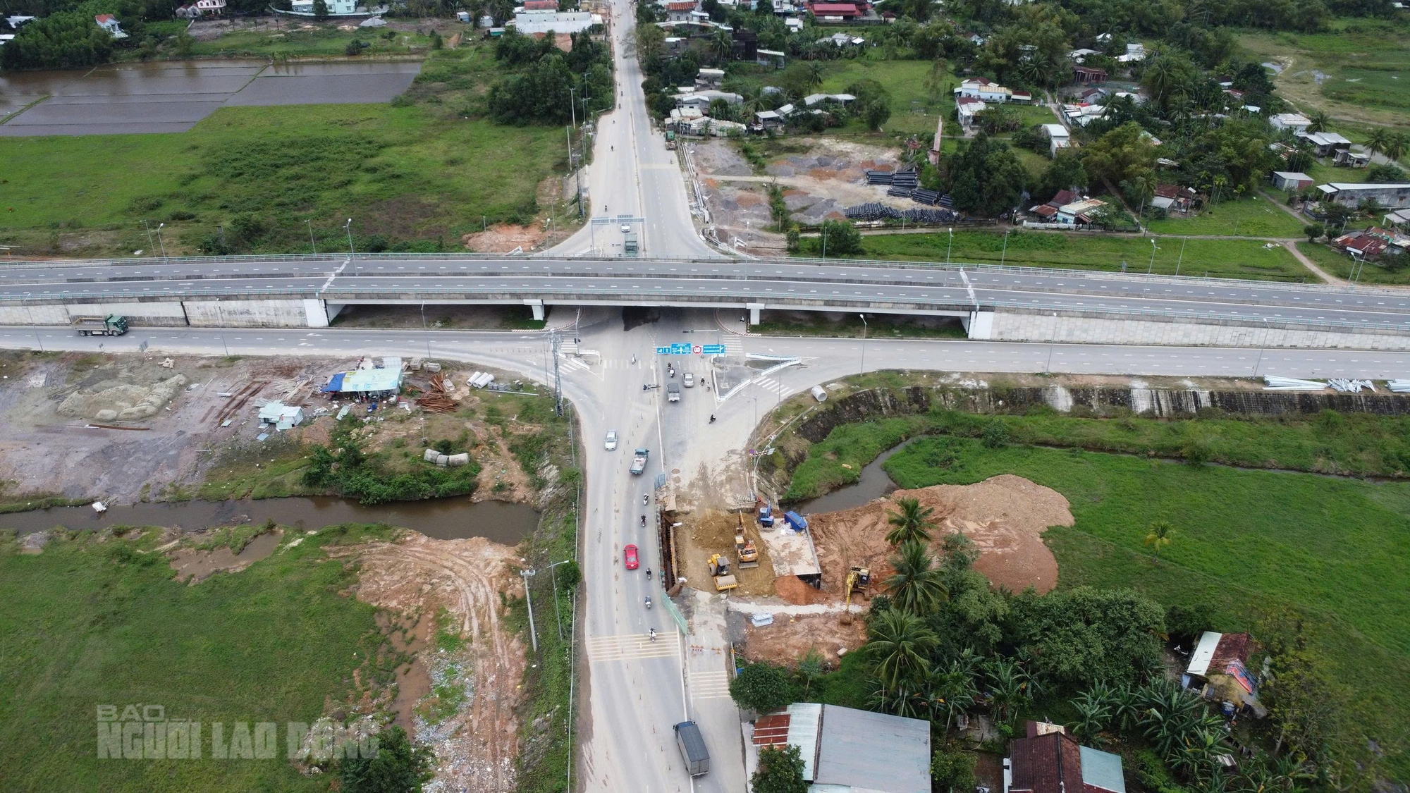 Đà Nẵng thi công cải tạo Quốc lộ 14B chậm tiến độ và ảnh hưởng an toàn giao thông - Ảnh 1.